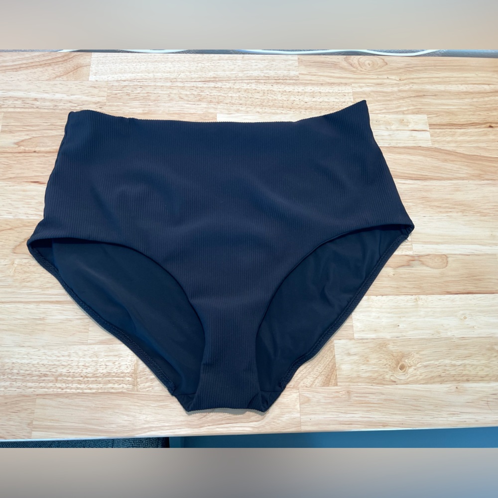 Lululemon robbed high waist medium coverage swim bottoms (size 14 - fits 16/18)